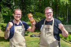 Burger Lovers Finland -yhteisön aktiivit Mikko Väisänen ja Antti Suikkari ovat järjestämässä Suomen ensimmäistä hampurilaisfestivaalia Helsingin Kamppiin 14.-16.6.2019. Kuva: Timo Korhonen / Seiska