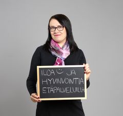 Etäpalvelu Helmen missio: Iloa ja hyvinvointia etäpalveluilla senioreille! Kuvassa toimitusjohtaja Laura Teittinen. Kuva: Sanna Nuutinen / Foto Bakery