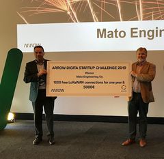 Kuvassa Arrown EMEA-alueen IoT-liiketoiminnasta vastaava johtaja Andrew Bickley ja Mato Engineeringin toimitusjohtaja Marko Oikarinen Arrow Summitissa 23.5.2019.