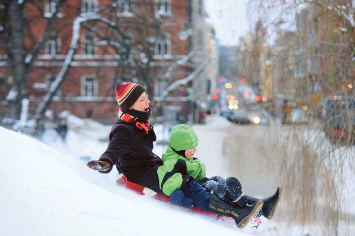 Tulevaisuudessa pulkanlasku pääkaupunkiseudulla voi harvinaistua, kun talvet leutonevat ja ovat yhä useammin vähälumisia. Kuva: HSY / Jenni-Justiina Niemi