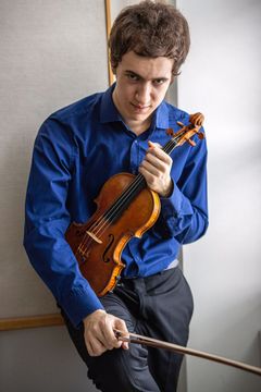 Viulisti Adrian Ibañez-Resjan esiintyy Sakari Oramon johtaman Sibelius-Akatemian sinfoniaorkesterin konsertin solistina Musiikkitalossa 5.2.