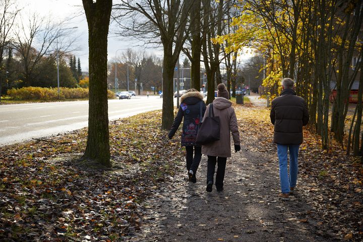 Seniorit kävelyllä sykyisessä Lauttasaaressa