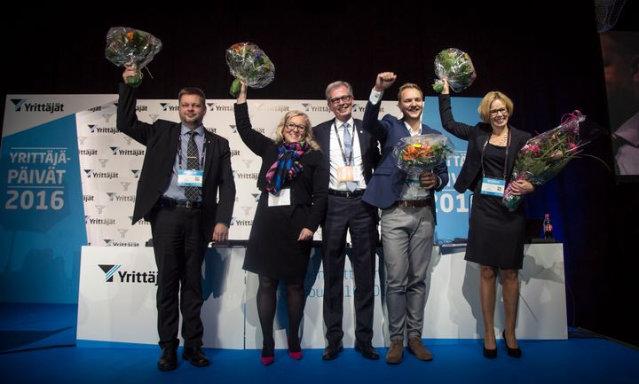 Mikko Akselin, Nina Rasola, Jyrki Mäkynen, Jaakko Männistö ja Carita Orlando valittiin Suomen Yrittäjien puheenjohtajistoon liittokokouksessa Vaasassa perjantaina. Kuva: Esa Siltaloppi Media/Kimmo Karinen