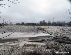 Lappfjärds å, isen rör på sig 29.3.2021. Foto: Niklas Brandt.