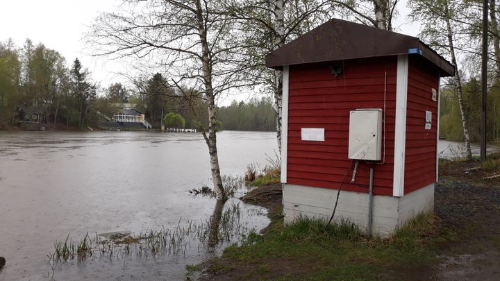 Tänä keväänä tulva voi vahingoittaa rannan läheisyydessä olevia rakenteita. Kuva: Diar Isid.