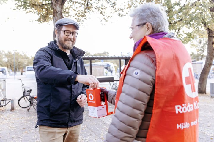 Suomen Punaisen Ristin Nälkäpäivä-keräys sai vapaaehtoiset ja lahjoittajat liikkeelle ympäri maan. Kuva: Joonas Brandt / Suomen Punainen Risti