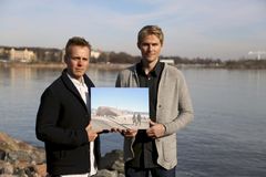 Hernesaaren sauna- ja ravintolakeitaan rakennuttajat Jasper Pääkkönen ja Antero Vartia. Kuva Juuso Syrjä