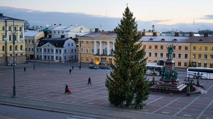 Kaupungin virallinen joulukuusi on pystytetty Senaatintorille 1930-luvulta lähtien. Kuva: Helsingin KTK Oy