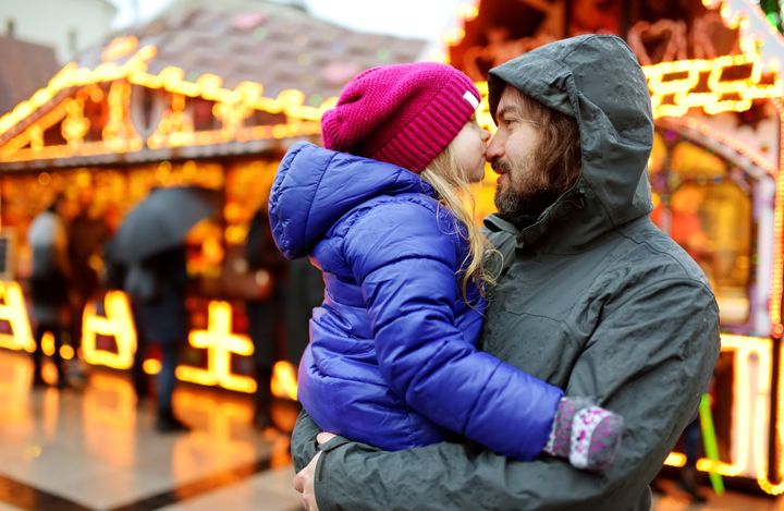 Ero voi aiheuttaa pelkoa lasten menettämisestä. Vanhempien ero voi kuitenkin parhaimmillaan olla uudenlaisen isä-lapsi-suhteen rakentamisen paikka, josta hyötyvät sekä isä että lapset, kertoo tutkimus. Kuvituskuva.