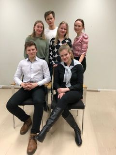 Nuorisovaltuuston hallitus: takana Alina Östergård (vas.) , Nuutti Uggelberg, Tara Korkiakoski ja Laura Nieminen. Edessä Kirill Helsing ja Ellen Bos. Kuvasta puuttuu Inkeri Pöllänen. Kuva: Anne-Mari Ikola
