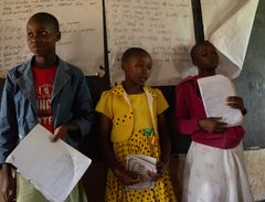Tytöt oppivat silpomisperinteen haitoista koulutuksissa. Kuva: Nyasha Kadandara/Solidaarisuus