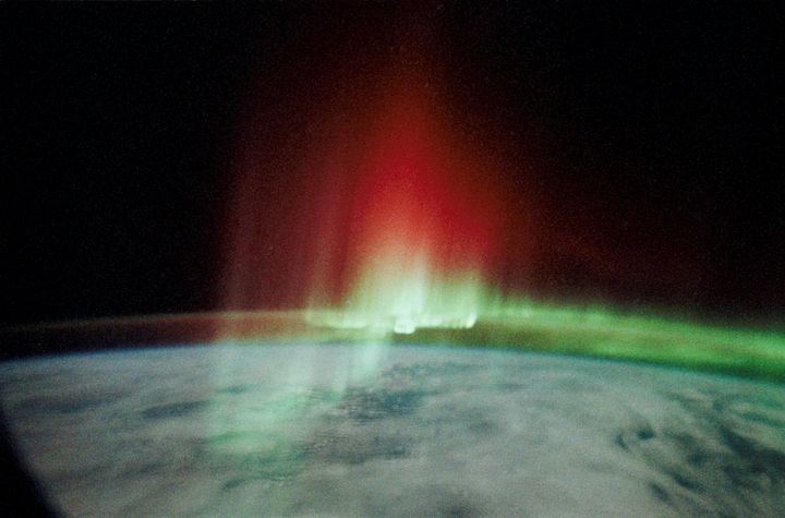 Revontulia kuvattuna avaruussukkula Discoverystä. Kuva: NASA