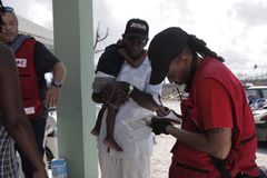 Robin, Bahaman Punaisen Ristin vapaaehtoinen, keräämässä tietoja tilapäissuojassa asuvista henkilöistä Abacolla. Kuva: Maria Santto / Suomen Punainen Risti