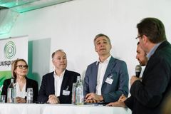 Liisa Mäkijärvi/Metsäsäätiö, Risto Huhta-Koivisto/Business Finland, Anders Adlercreutz/RKP ja Ernesto Hartikainen/Sitra keskustelevat puupohjaisen biotalouden merkityksestä ja potentiaalista.