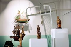 Näyttelyn lähtökohtana ja inspiraationa toimii Nikkilän mielisairaalamuseon kokoelma. Helsingin kaupungin omistama Nikkilän sairaala (1914–1999) Sipoossa oli Suomen suurin mielisairaala. Mielisairaalan museon kokoelmiin kerättiin esineitä 1930-luvulta alkaen, ja sairaalan sulkeuduttua esineet liitettiin Helsingin kaupunginmuseon kokoelmiin.
Kuva: Maija Astikainen / Helsingin kaupunginmuseo