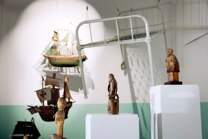 Näyttelyn lähtökohtana ja inspiraationa toimii Nikkilän mielisairaalamuseon kokoelma. Helsingin kaupungin omistama Nikkilän sairaala (1914–1999) Sipoossa oli Suomen suurin mielisairaala. Mielisairaalan museon kokoelmiin kerättiin esineitä 1930-luvulta alkaen, ja sairaalan sulkeuduttua esineet liitettiin Helsingin kaupunginmuseon kokoelmiin.
Kuva: Maija Astikainen / Helsingin kaupunginmuseo