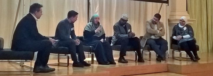 Paneelikeskusteluun osallistuivat maahanmuutto- ja työllisyysasioiden päällikkö Ilkka Haahtela, nuorisotoimen johtaja Tommi Laitio, Pia Jardi Suomen Musliminaiset ry:stä, Sheekh Cabdirizaaq Sugule Helsinki Islam Keskus ry:stä, Haider Al-Hello Resalat islamilainen yhdyskunta ry:stä ja Nahla Hewidy Nuoret Muslimit ry:stä.