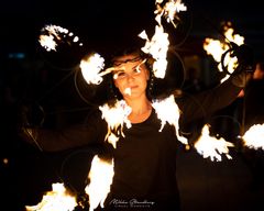 Evenemanget Kaamos hämtar med sig ljus i novembermörkret. Bild från Belenos Groups eldshow. Foto: Mikko Strandberg.