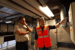 Favoritin toimitusjohtaja Kaj Paavola ja Calefan projektipäällikkö Joonas Palmi tarkastelevat lämpöpumppujärjestelmän automaatiota.