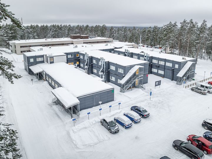 Nastolan terveyskeskuksen moduulirakennus sijaitsee samalla tontilla kuin alkuperäinen sote-keskus. Kuva: Adapteo Finland.