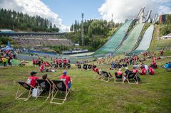 Osallistuja ja katsojat saivat nauttia Red Bull 400 kisasta aurinkoisessa kelissä. Kuvaaja: Victor Engström / Red Bull Content Pool.