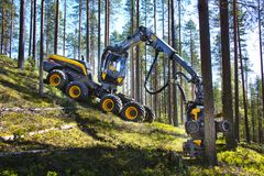 Harvesteri työssään - samalla tallentuu paljon dataa synnytteillä olevaan maanlaajuiseen metsävaratietojärjestelmään. Kuva: Ponsse