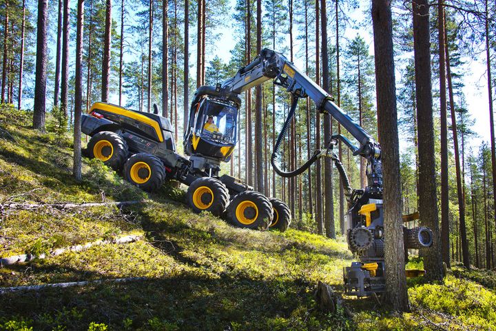 Harvesteri työssään - samalla tallentuu paljon dataa synnytteillä olevaan maanlaajuiseen metsävaratietojärjestelmään. Kuva: Ponsse