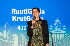 Apulaispormestari Nasima Razmyar puhui RuutiGaalassa. Kuva: Helsingin kaupunki / Maarit Hohteri