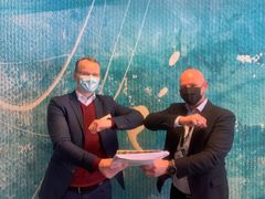 Kuvassa Carunan verkkojohtaja Kosti Rautiainen (vas.) ja Digitan toimitusjohtaja Vesa Tykkyläinen (oik.)