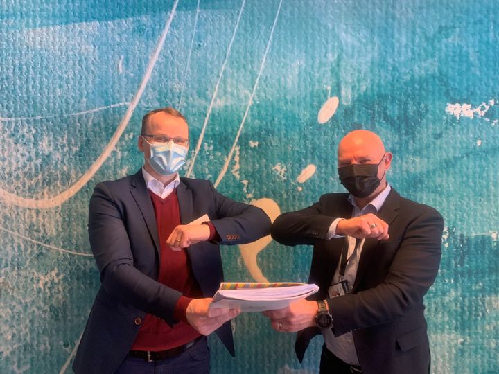 Kuvassa Carunan verkkojohtaja Kosti Rautiainen (vas.) ja Digitan toimitusjohtaja Vesa Tykkyläinen (oik.)