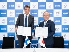 Yhteistyöasiakirjan allekirjoittivat Oulun yliopiston rehtori Jouko Niinimäki ja Kazuyuki Inoue, Shimizu Corporationin toimitusjohtaja. Kuva: Shimizu Corporation / Ayako Suzuki