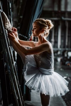 Balettitanssija Jessi Räty esiintyy Ken Main kanssa uudessa buto-teoksessa In the Shadow of the Valley of Death. Kuva: Iiro Rautiainen.