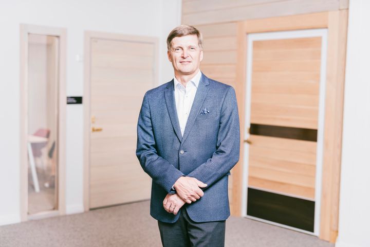 "Kestävän tulevaisuuden rakentamiseksi tarvitsemme kaikki parhaat voimat, kansallisuudesta riippumatta", sanoo Ilkka Niemelä. Kuva: Jaakko Kahilaniemi / Aalto-yliopisto
