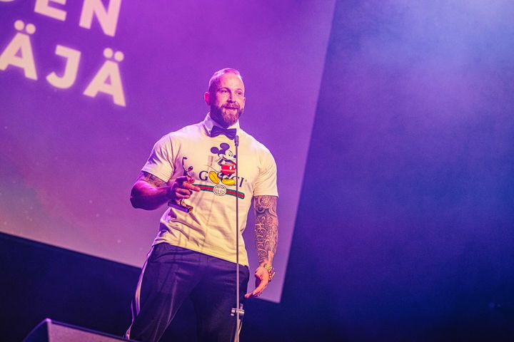 Personal trainer Jooel Vatanen palkittiin Creator Awards Finland -gaalassa sekä vuoden yrittäjäksi että yleisön suosikiksi.