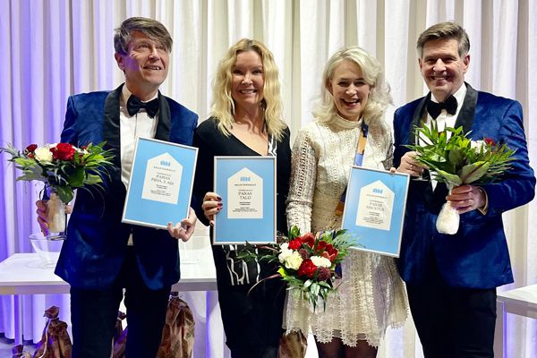 Jukka Turunen, Leena Lundell, Johanna Oras ja Timo Ranta gaalatunnelmissa.