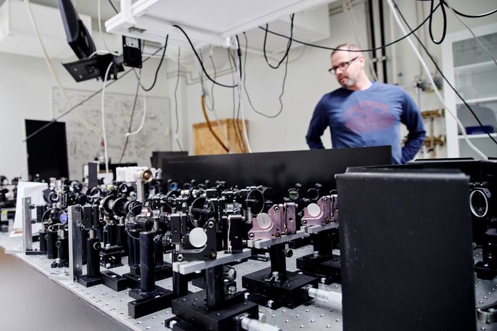 Jyväskylän yliopiston Nanotiedekeskuksen laserspektroskopian laboratorioon hankitaan Suomen Akatemian tuella uusi laajakaistainen Raman-mikroskooppi., joka edistää biomolekyylien ja nanomateriaalien tutkimusta. Kuva: Jyväskylän yliopisto