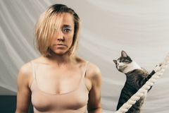 Ilma-akrobaatti Salla Hakanpää jakaa lavan kissan kanssa esityksessä The Veil Project. Kuva: Mitro Härkönen.
