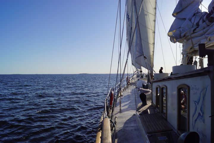 Kuunari Helenalla järjestettävät purjehdukset toteutetaan sail training -periaatteiden mukaan. Meriheimon purjehduksilla osallistujat eivät ole matkustajia, vaan osa miehistöä. Kuva: Y-Säätiö