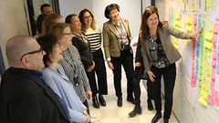 Espoon kaupungin hankintajohtaja Ari Erkinharju (kuvassa vas.) kiittää palkinnosta oman henkilöstönsä osaamista ja työpanosta sekä kaupungin johtoa, joka on ymmärtänyt, että hankinta on koko kaupungin strateginen toiminto. (Kuva: Hanna Kautto, Espoon kaupunki)