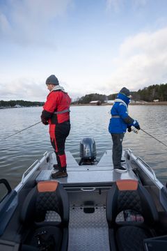 Aktersoffan och badplattformarna kan enkelt göras om till ytterligare ett fiskedäck genom att byta ut soffans ryggstöd mot en däckplatta. Tack vare det vikbara ryggstödet blir det lätt att anpassa användningen av båten, från en fritidsbåt till en fiskebåt och tillbaka igen, för utflykter och pendling.