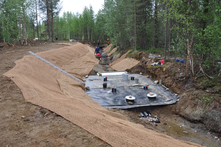 Uutta hybridiratkaisua rakennetaan Kittiln kyln Kallon jtevedenpuhdistamon purkuojaan. Etualalla nkyvt muovikalvolla peitettyn bioreaktorit ja taaempana mm. sienihakeskit ja sammalaltaat. Kuva Anne Korhonen, SYKE