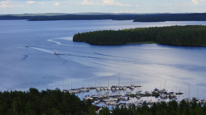 Försäljningsperioden 2022 för Finlands båtbransch startade tidigare än vanligt. ”Den långa leveranstiden för båtar har utjämnat toppen av båtarnas försäljningsperiod då båthandeln har löpt utmärkt hela vintern. Den kalla och sena våren har dock försänat båtarnas sjösättning med flera veckor, vilket också syns i båtregistreringen för januari-april”, berättar Båtbranschens Centralförbund Finnboats verkställande direktör Jarkko Pajusalo.