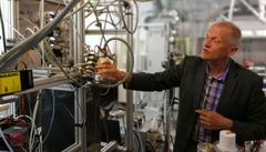 Professori Esko Kauppinen esittelee reaktoria, jossa hiilinanoputket valmistetaan.