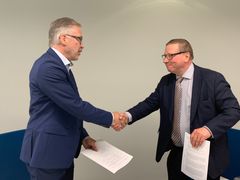 Sopimuksen allekirjoittivat toimitusjohtaja Veli-Matti Puutio Osuuskauppa Arinalta ja toimitusjohtaja Juhani Järvelä Oulun Energialta