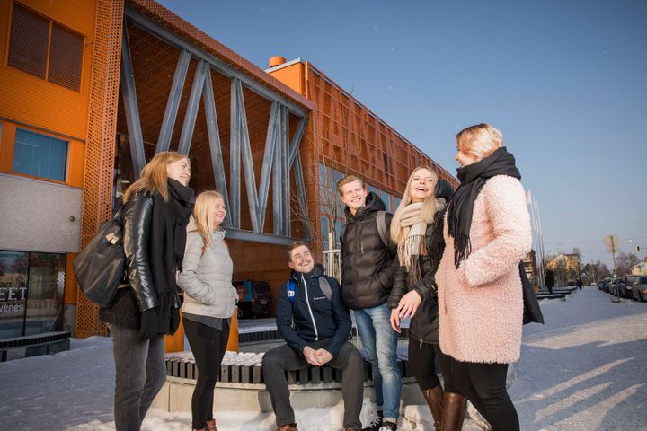 Opiskelijoita VAMKin edustalla.