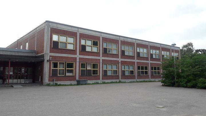 Koulurakennus on rakennettu vuonna 1980. Kuvaaja Samuli Saarikko.