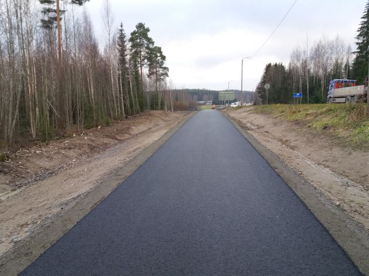 Uutta kävely- ja pyöräilyväylää Jyväskyläntien varrella Laukaassa. Kuva: ELY-keskus