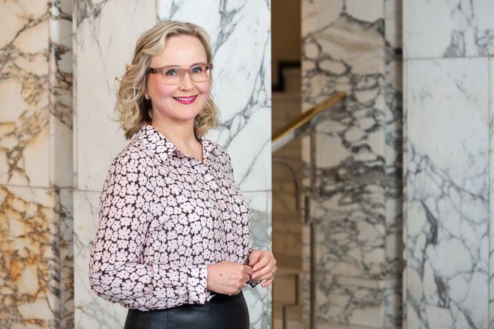 Kansanedustaja Eeva-Johanna Eloranta (sd.) vaatii Stalinin vainojen uhrien selvittämistä. (Kuva: Jukka-Pekka Flander)