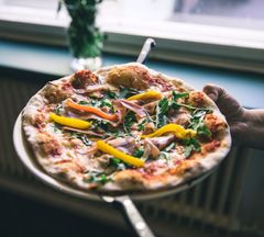 Enson pizzat vievät todelliselle makumatkalle. Tässä täytteinä tomaattia, mozzarellaa, parmankinkkua, paahdettua paprikaa, Grana Padanoa ja rucolaa.