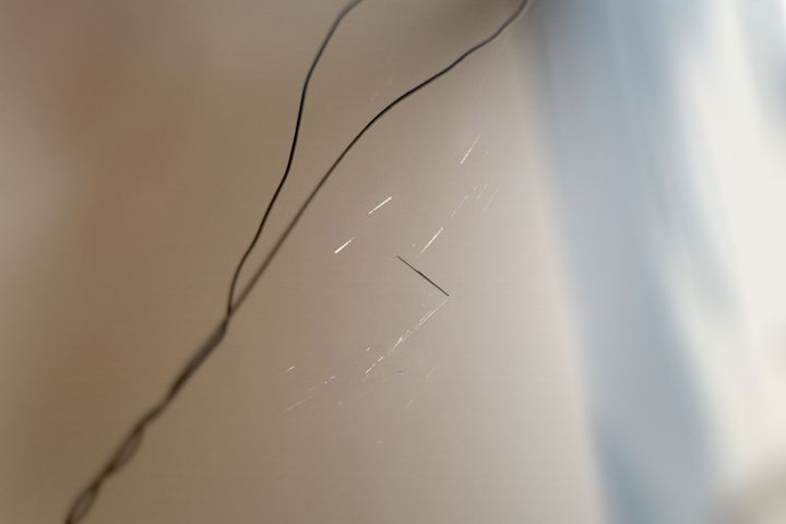 Avaruusromun hiukkaset kiinnitettiin mittaamista varten hämähäkinseittiin, joka mahdollistaa mittaamisen ilman häiritseviä tukirakenteita.